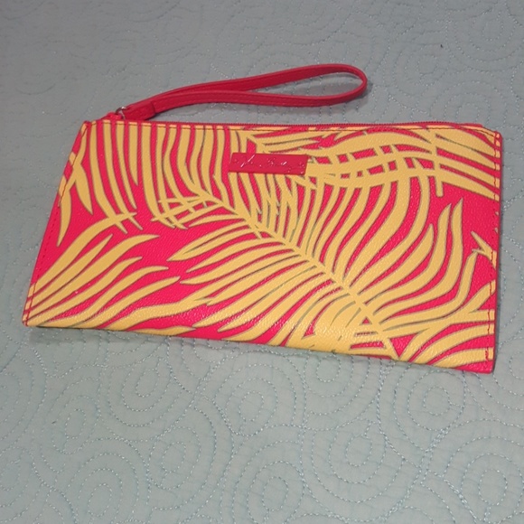 Vera Bradley Handbags - 😀Vera Bradley clutch